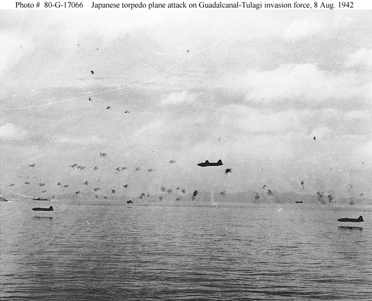 魚雷攻撃のため対空砲火の中を低空で敵艦に肉薄する一式陸上攻撃機