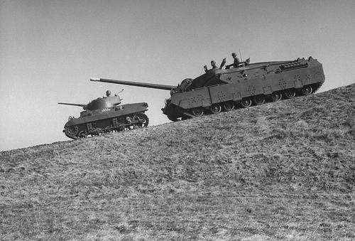 Ｍ２２空挺戦車（９トン）とＴ２８重戦車
